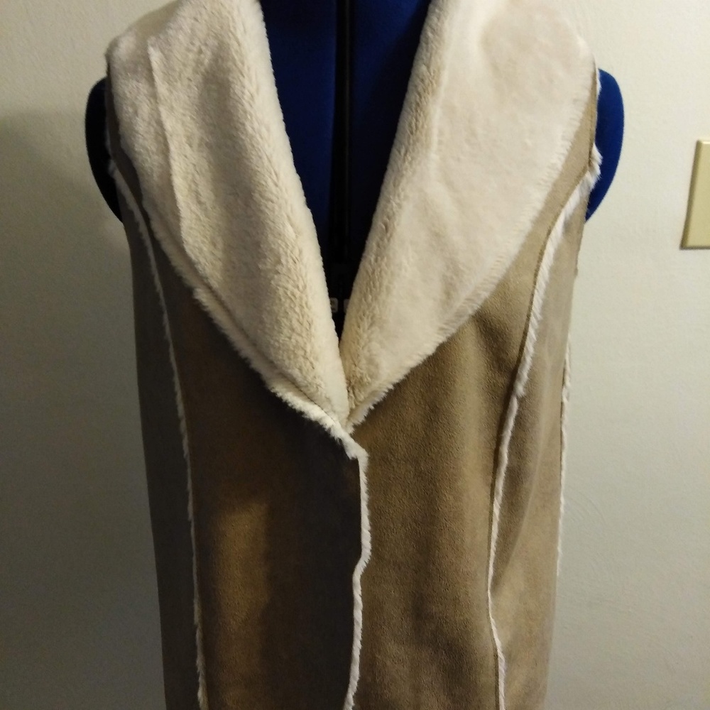 Olive & Oak size large soft vest tan fur lined